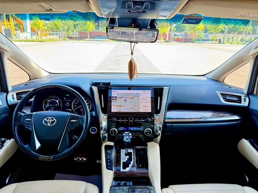 Toyota Alphard — миниатюра 12