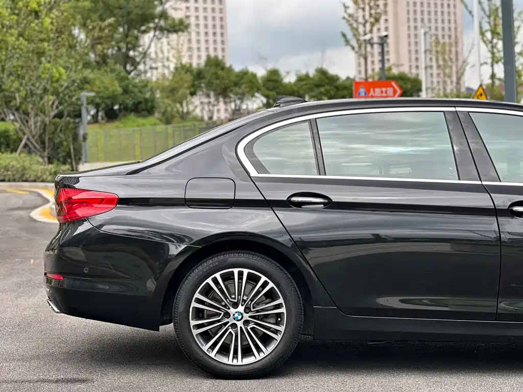 BMW 5 Series — миниатюра 9
