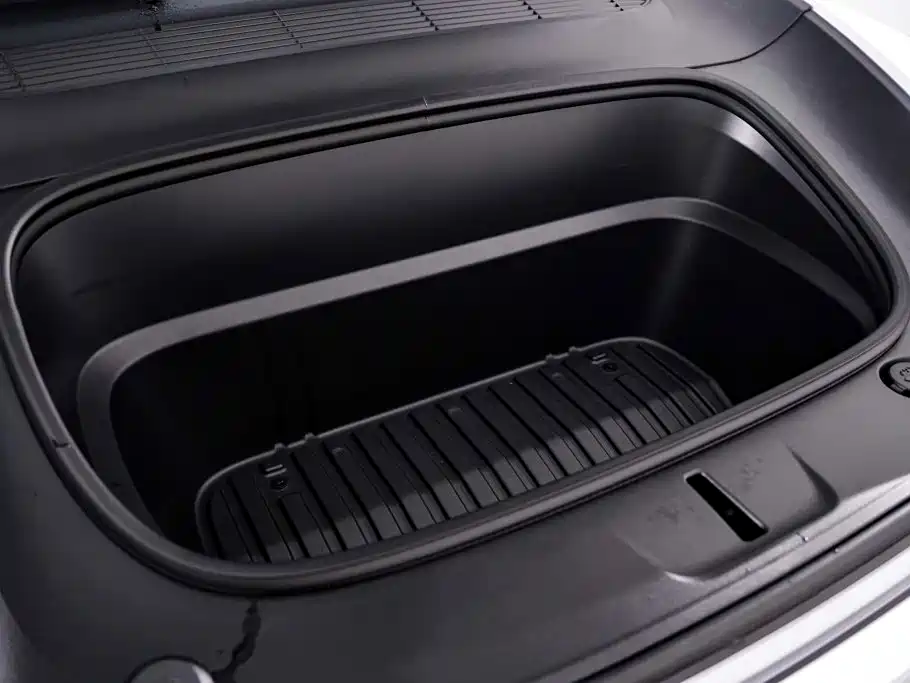 Tesla Model Y — миниатюра 13