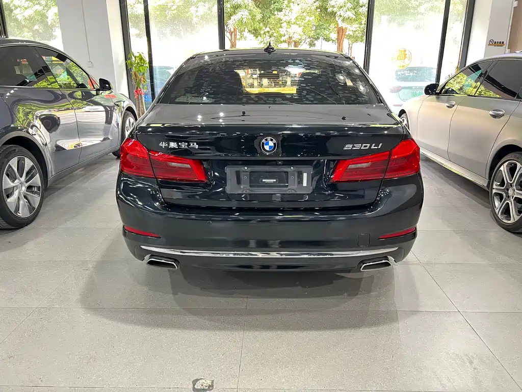 BMW 5 Series — миниатюра 11