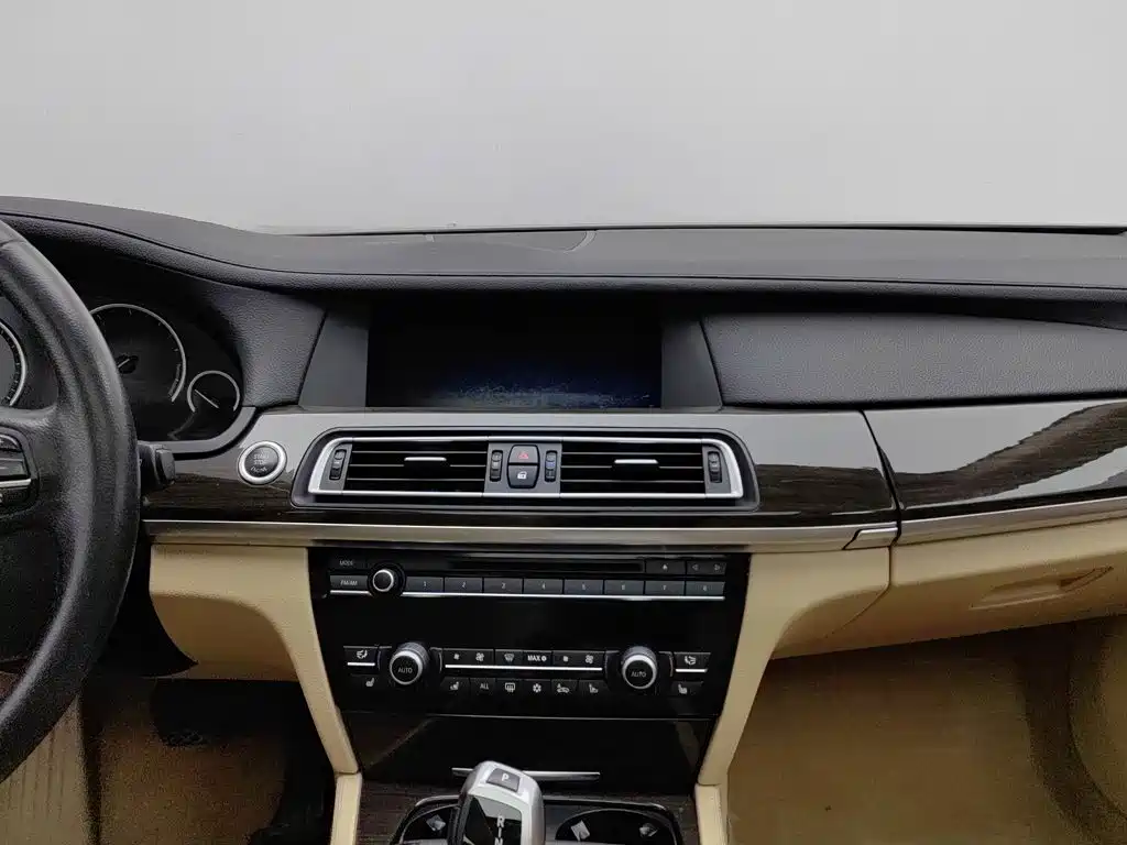 BMW 7 Series — миниатюра 12