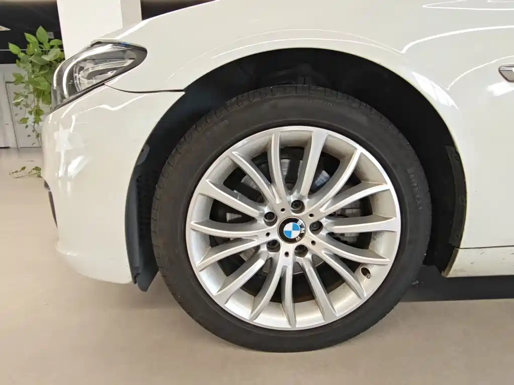 BMW 5 Series — миниатюра 9
