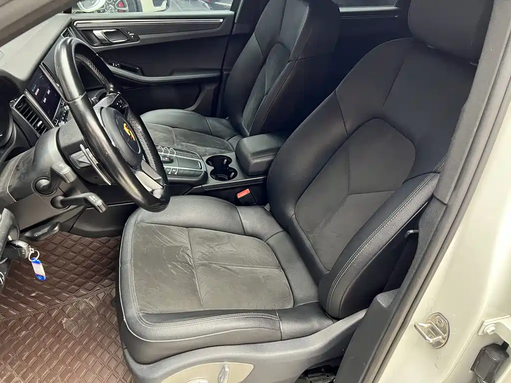 PORSCHE MACAN