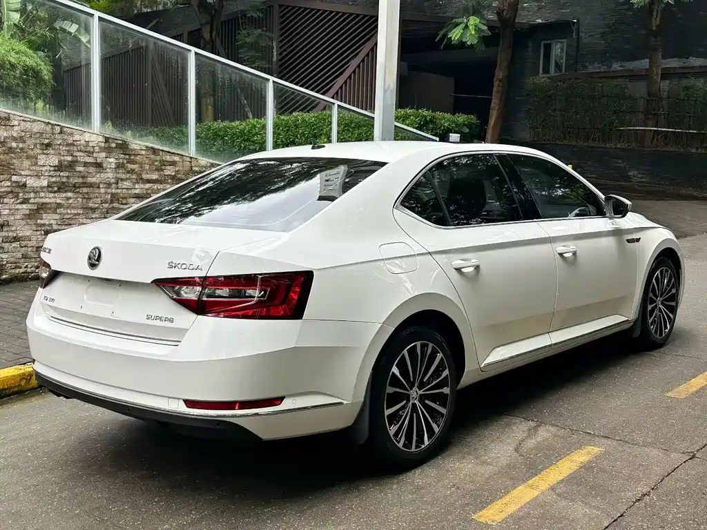 Skoda Superb — миниатюра 8