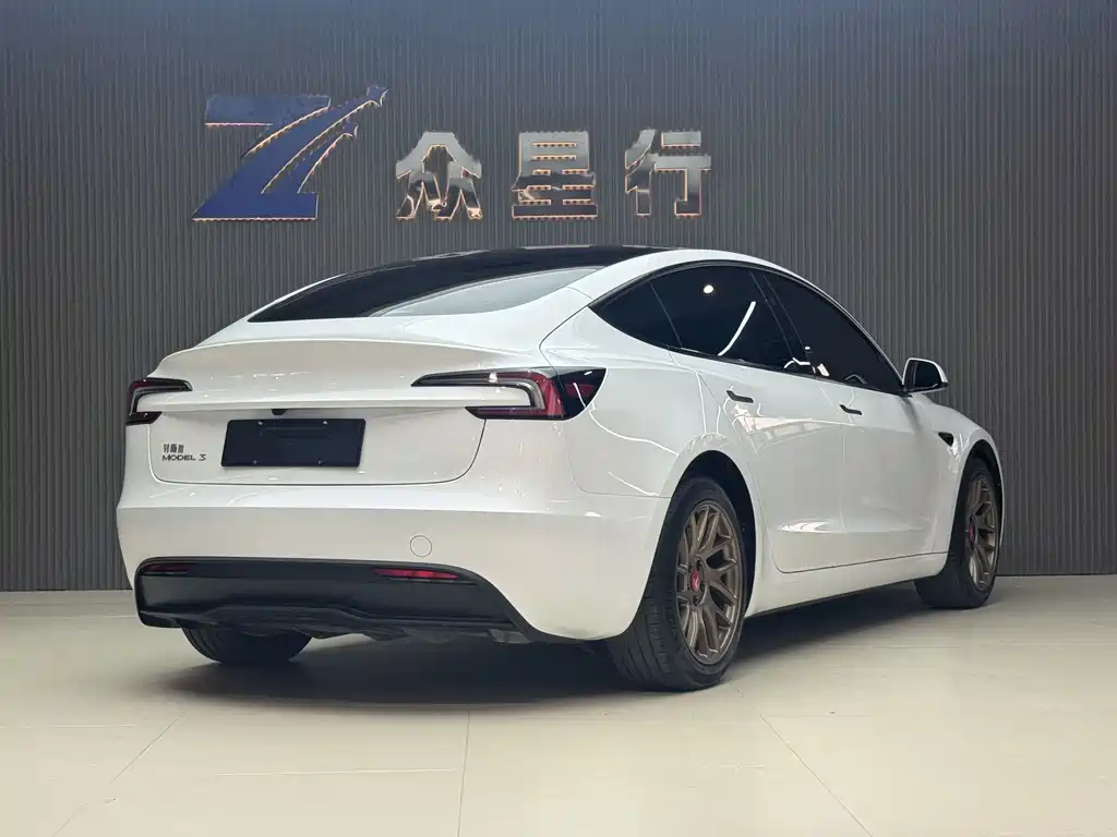 Tesla Model 3 — миниатюра 9