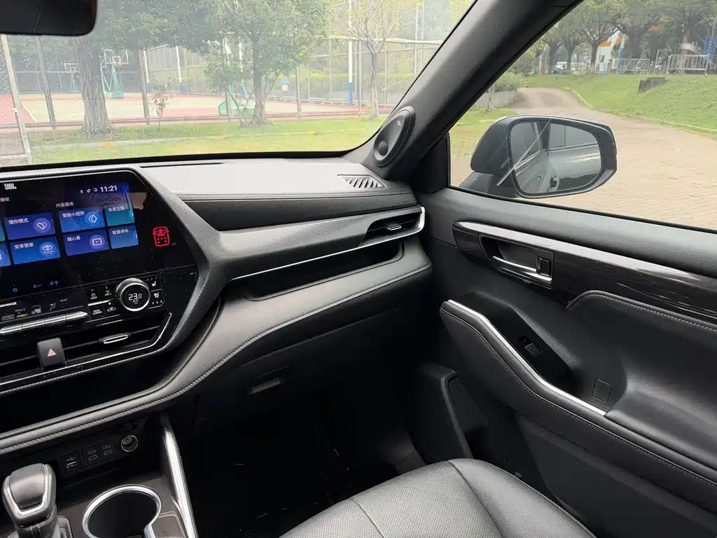 Toyota Crown Kluger — миниатюра 15