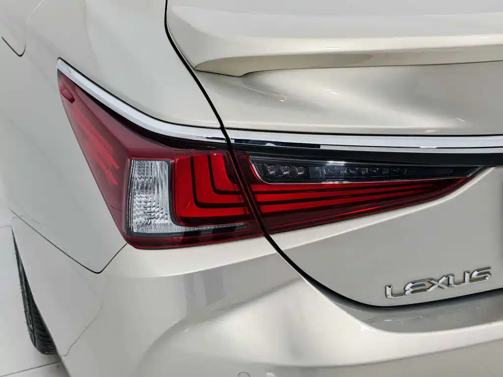 Lexus ES — миниатюра 17