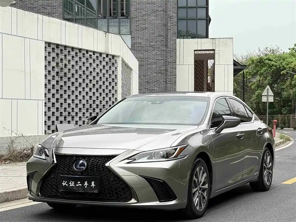 Lexus ES 2018 300h V