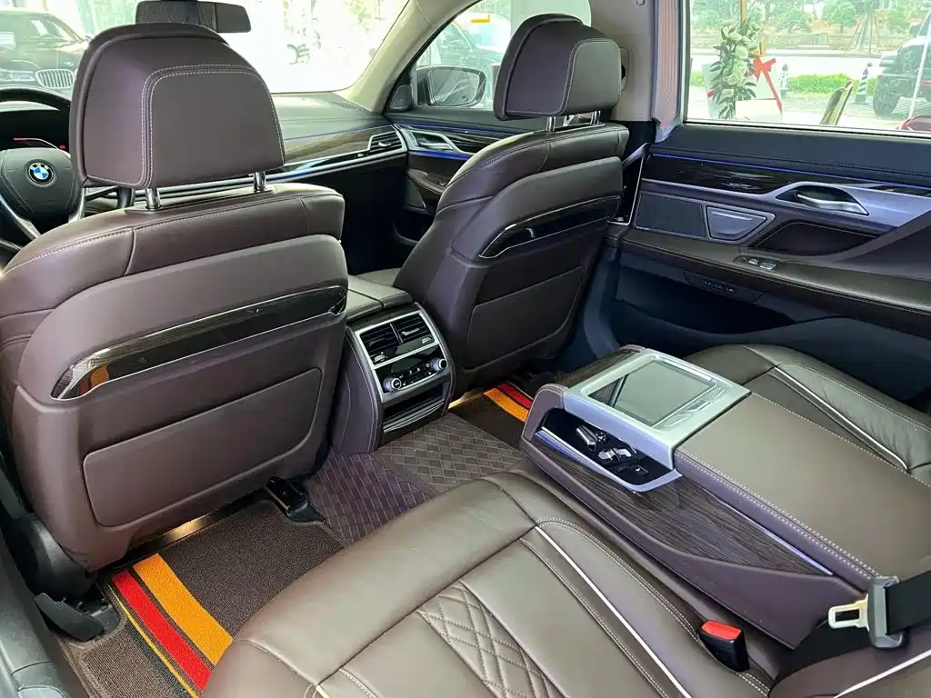 BMW 7 Series — миниатюра 6