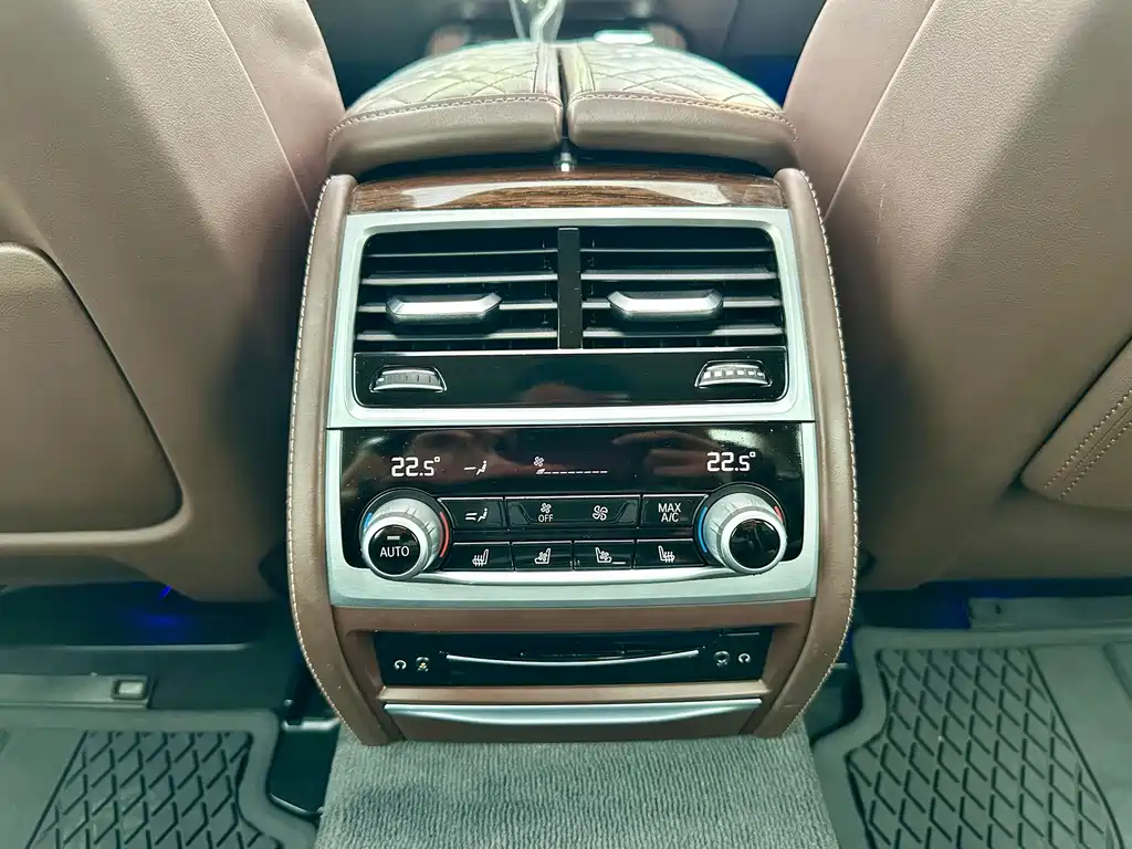 BMW 7 Series — миниатюра 21