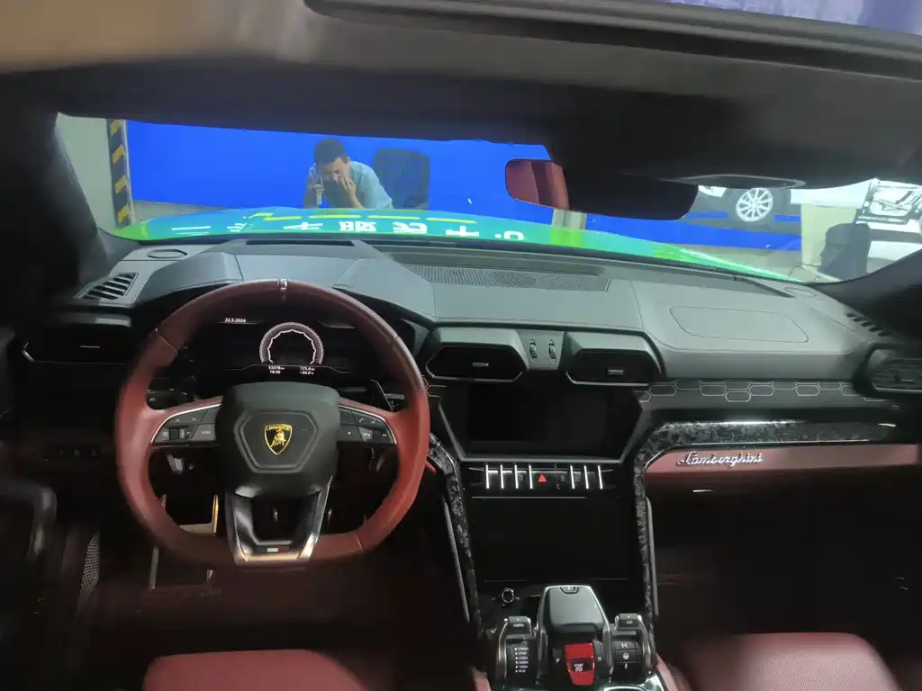 LAMBORGHINI URUS