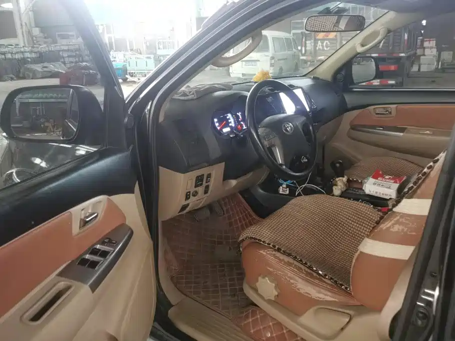 Toyota Fortuner — миниатюра 9