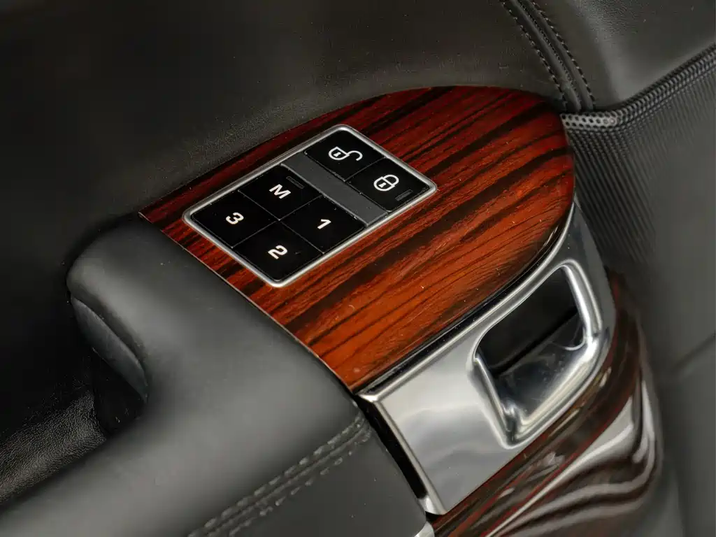Land Rover Range Rover — миниатюра 8