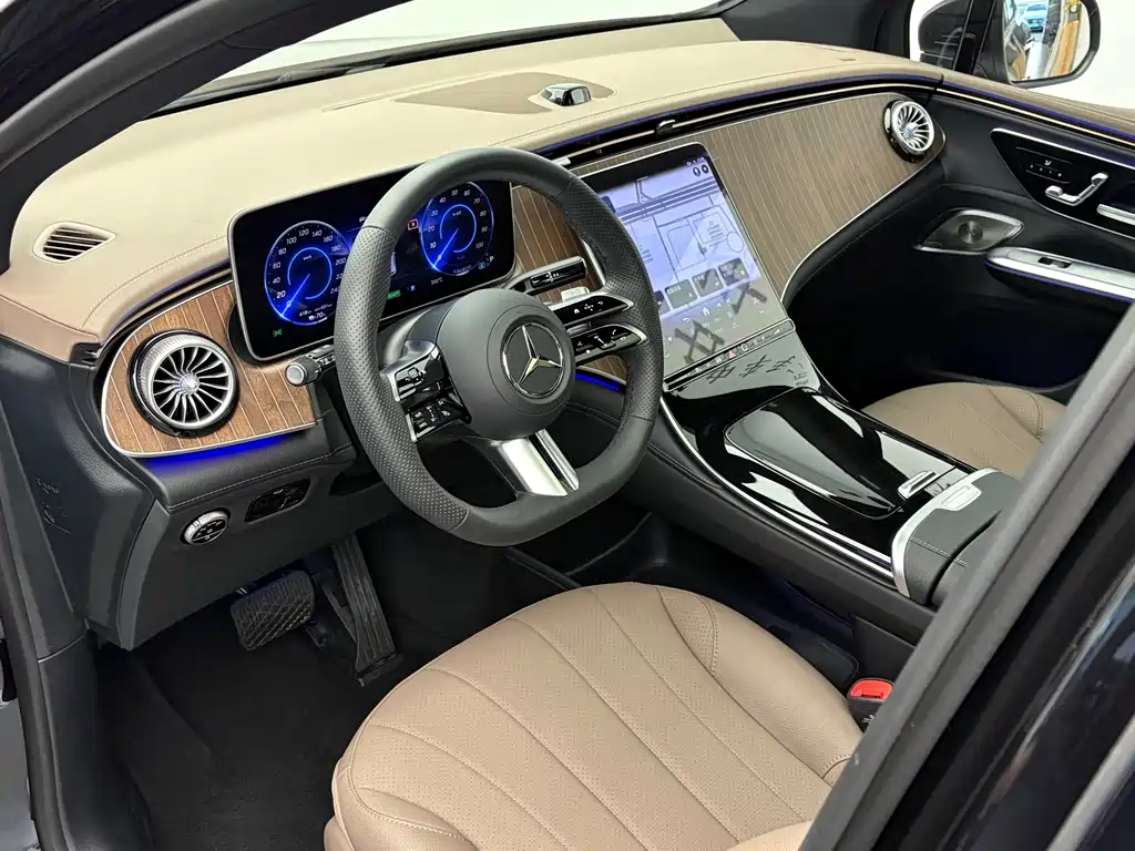 Mercedes-Benz EQE SUV — миниатюра 12