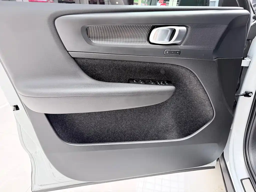 Volvo XC40 NEV — миниатюра 11