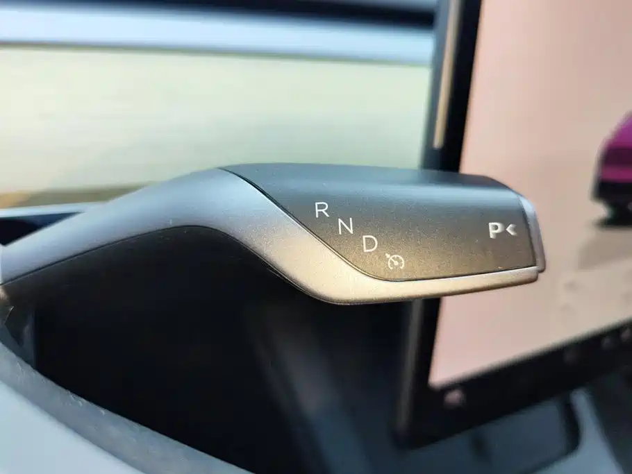 Tesla Model Y — миниатюра 16