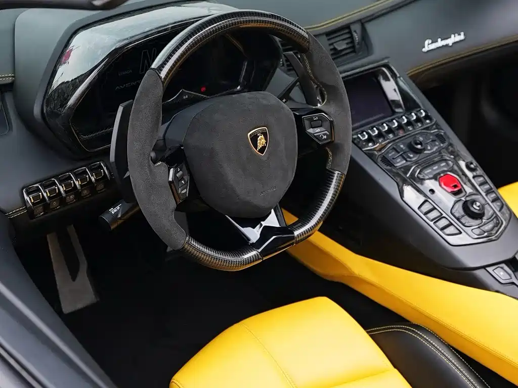 LAMBORGHINI AVENTADOR