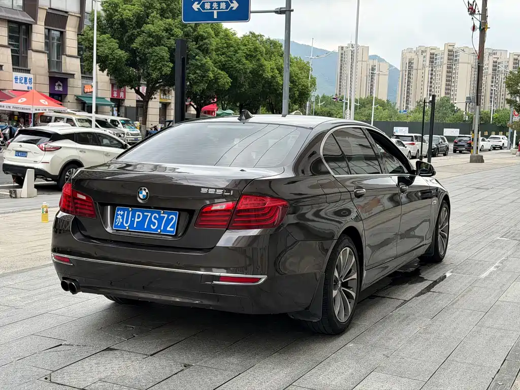 BMW 5 Series — миниатюра 9