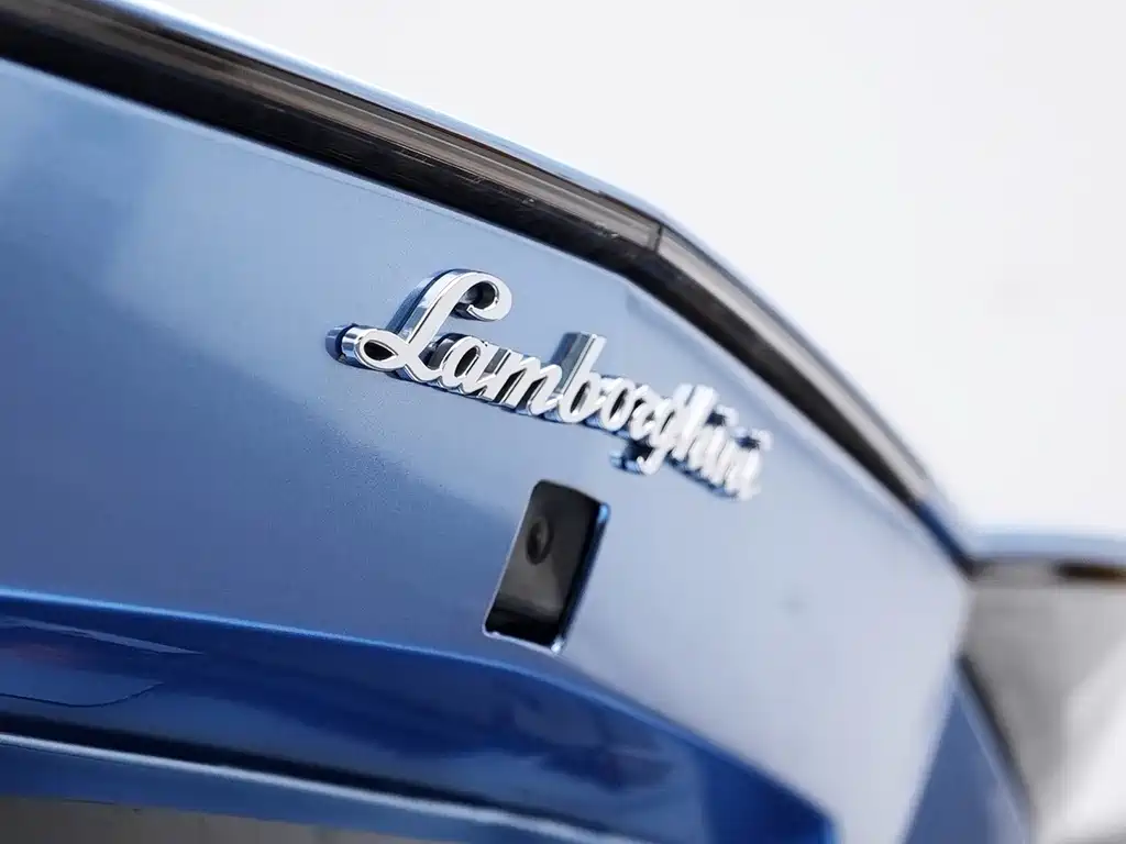 LAMBORGHINI AVENTADOR