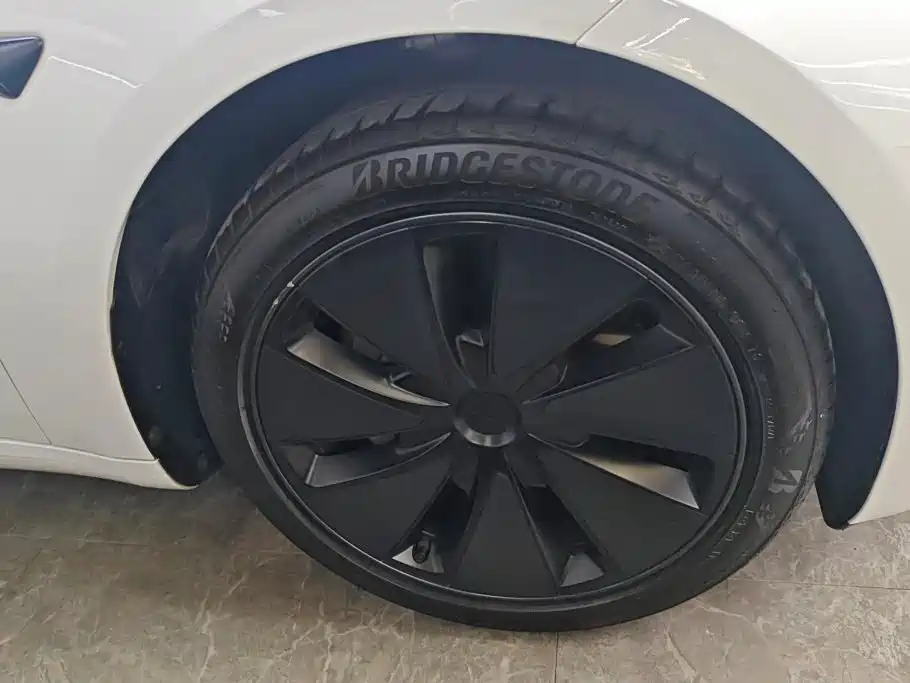 Tesla Model 3 — миниатюра 6