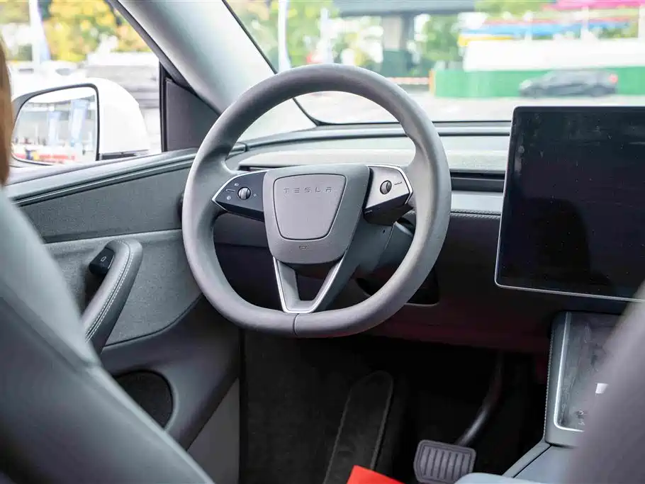 Tesla Model Y — миниатюра 17