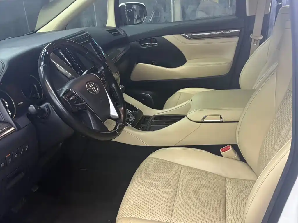 Toyota Alphard — миниатюра 5