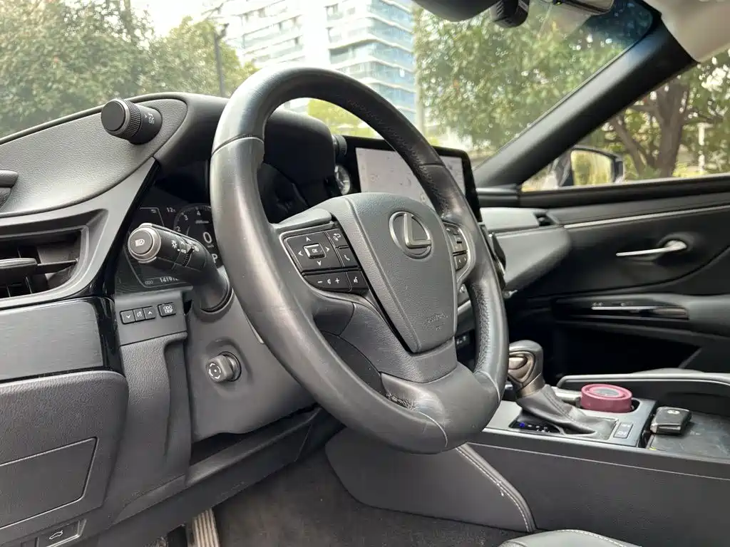 Lexus ES — миниатюра 10