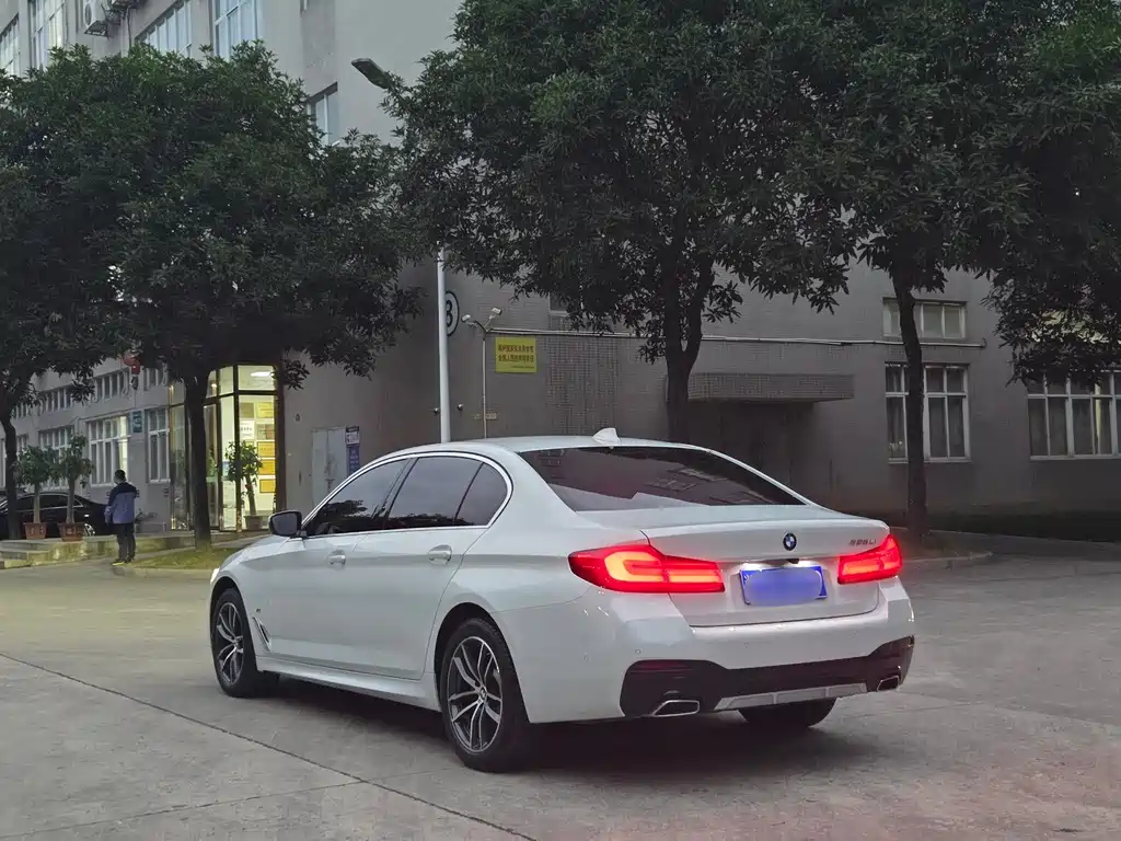 BMW 5 Series — миниатюра 6
