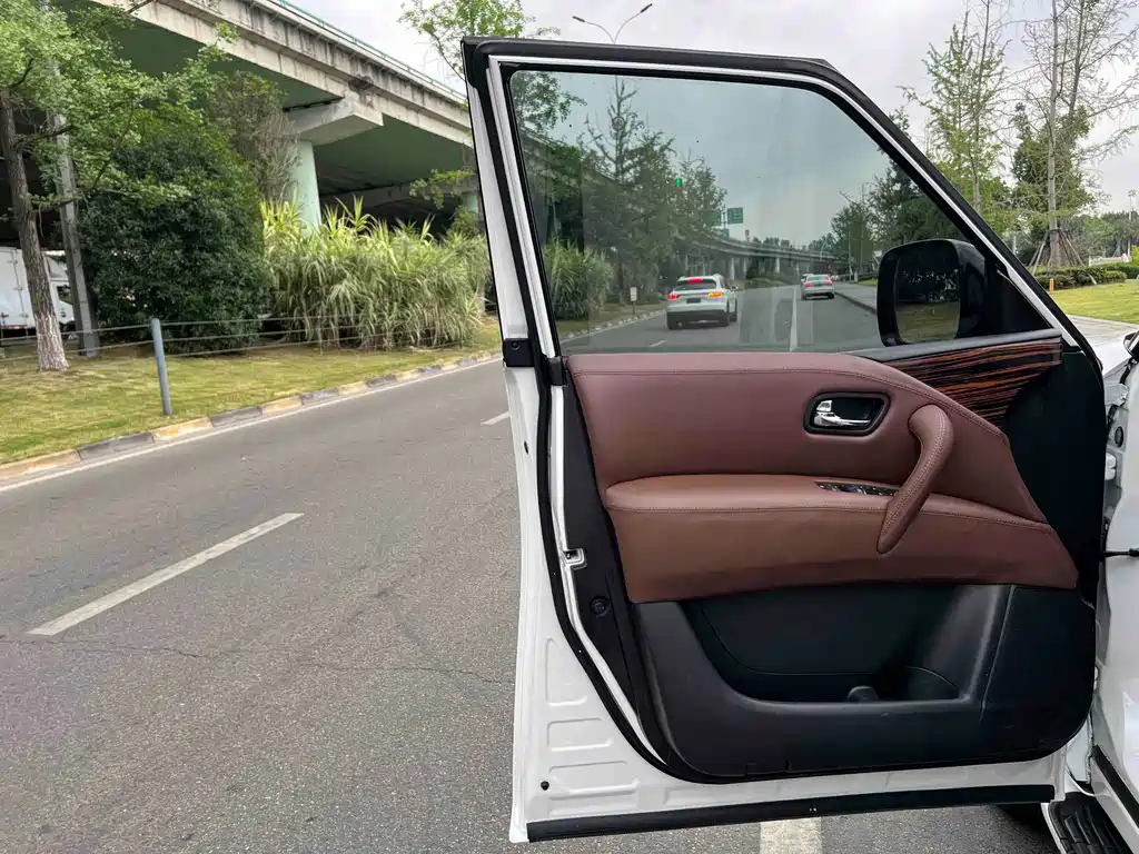 Nissan Patrol — миниатюра 6