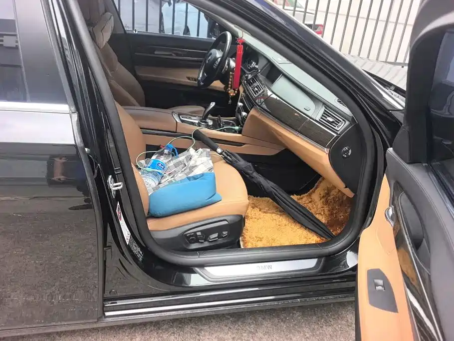 BMW 7 Series — миниатюра 8