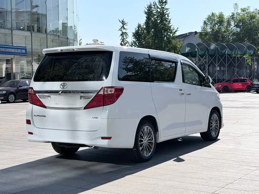 Toyota Alphard — миниатюра 5