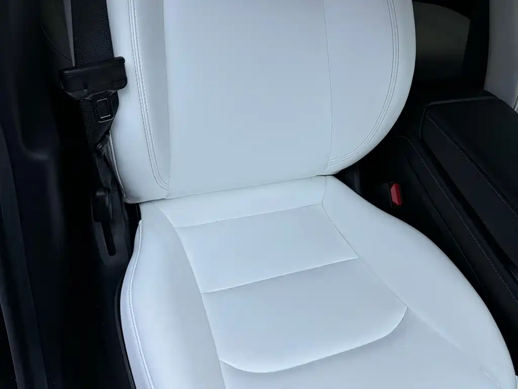 Tesla Model Y — миниатюра 9