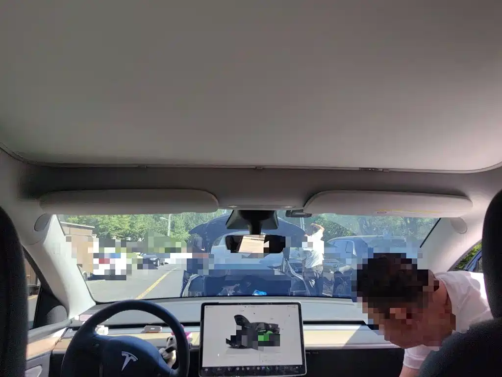 Tesla Model Y — миниатюра 9