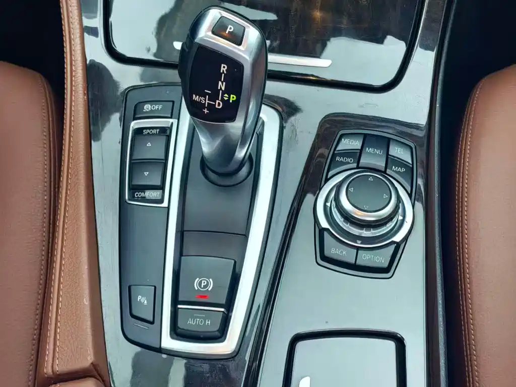 BMW 5 Series — миниатюра 11