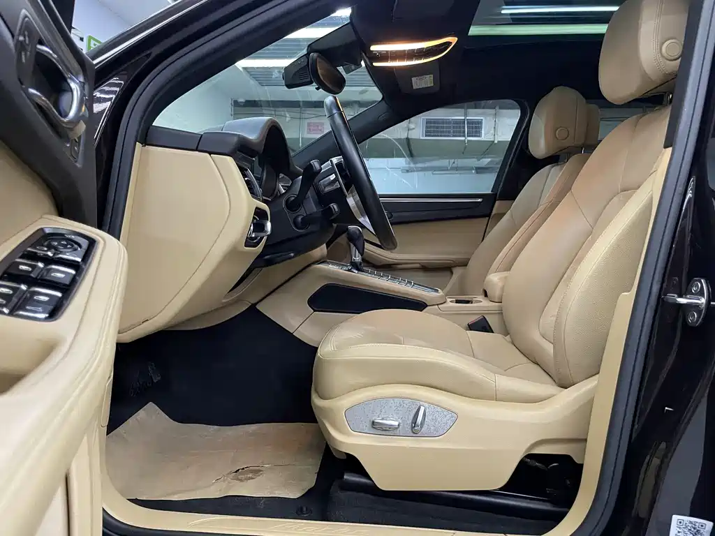 PORSCHE MACAN