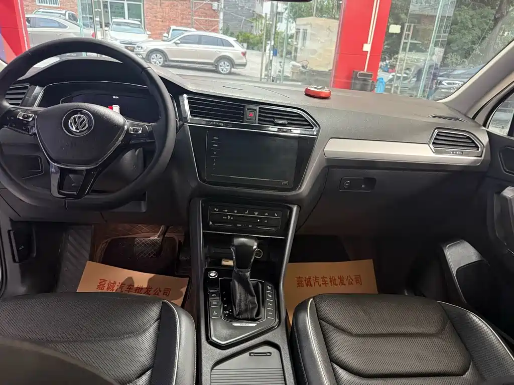 Volkswagen Tiguan L PHEV — миниатюра 6