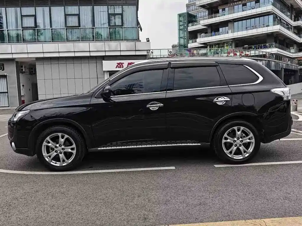 Mitsubishi Outlander (Import) — миниатюра 5