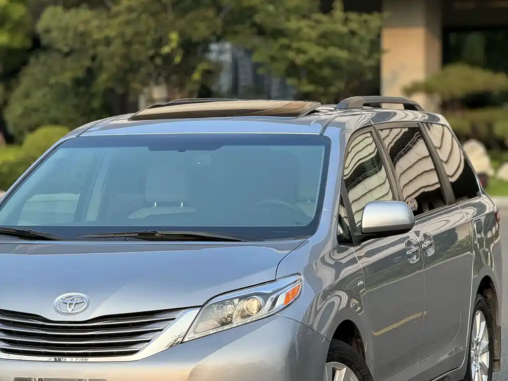 Toyota Sienna — миниатюра 4