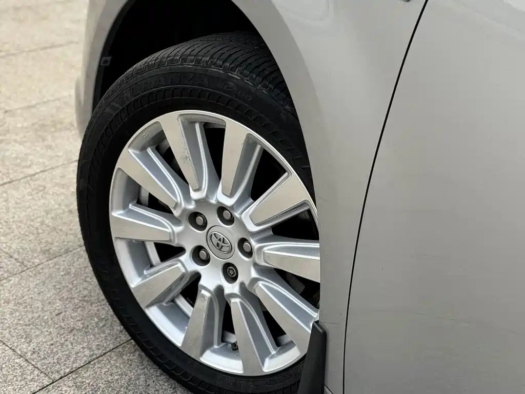 Toyota Sienna — миниатюра 6
