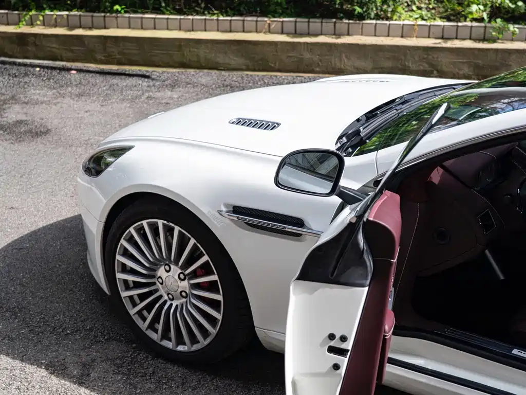 Aston Martin Rapide — миниатюра 6
