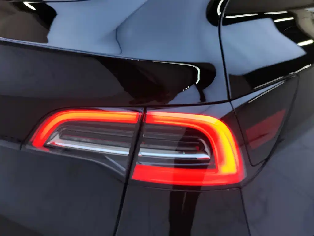 Tesla Model Y — миниатюра 25