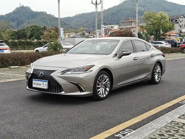 LEXUS ES 2020