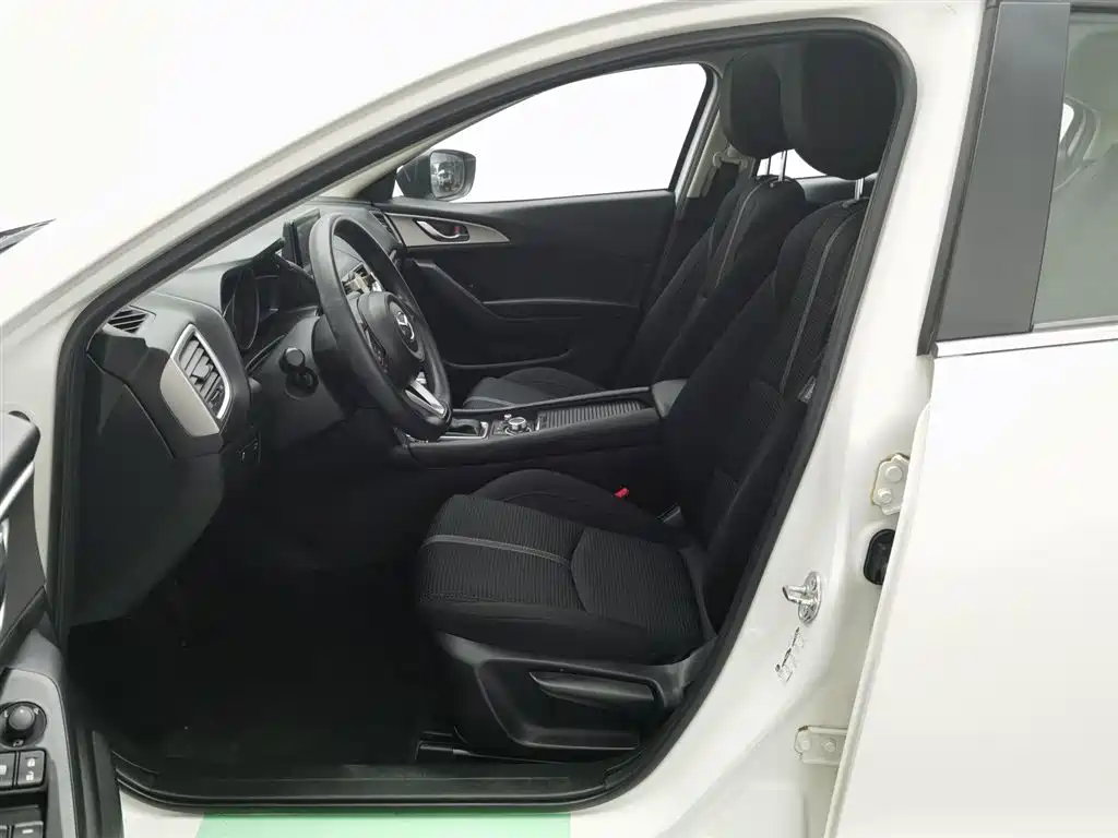 Mazda Mazda3 3 2017 1.5L AT Luxury V