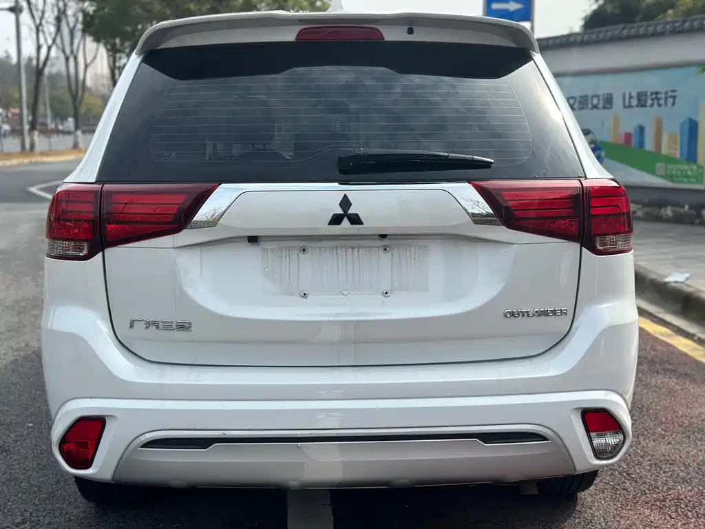 MITSUBISHI OUTLANDER