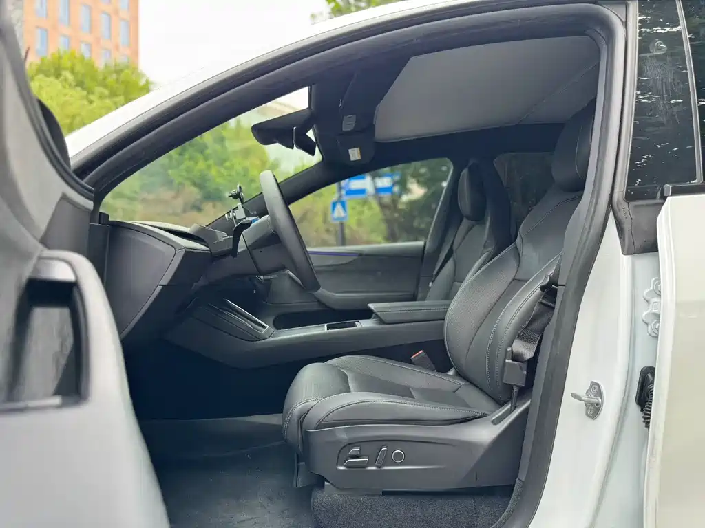 Tesla Model Y L — миниатюра 6