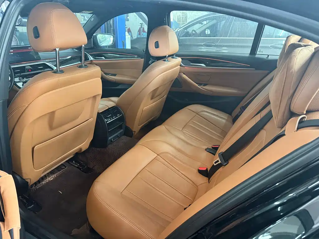 BMW 5 Series — миниатюра 9