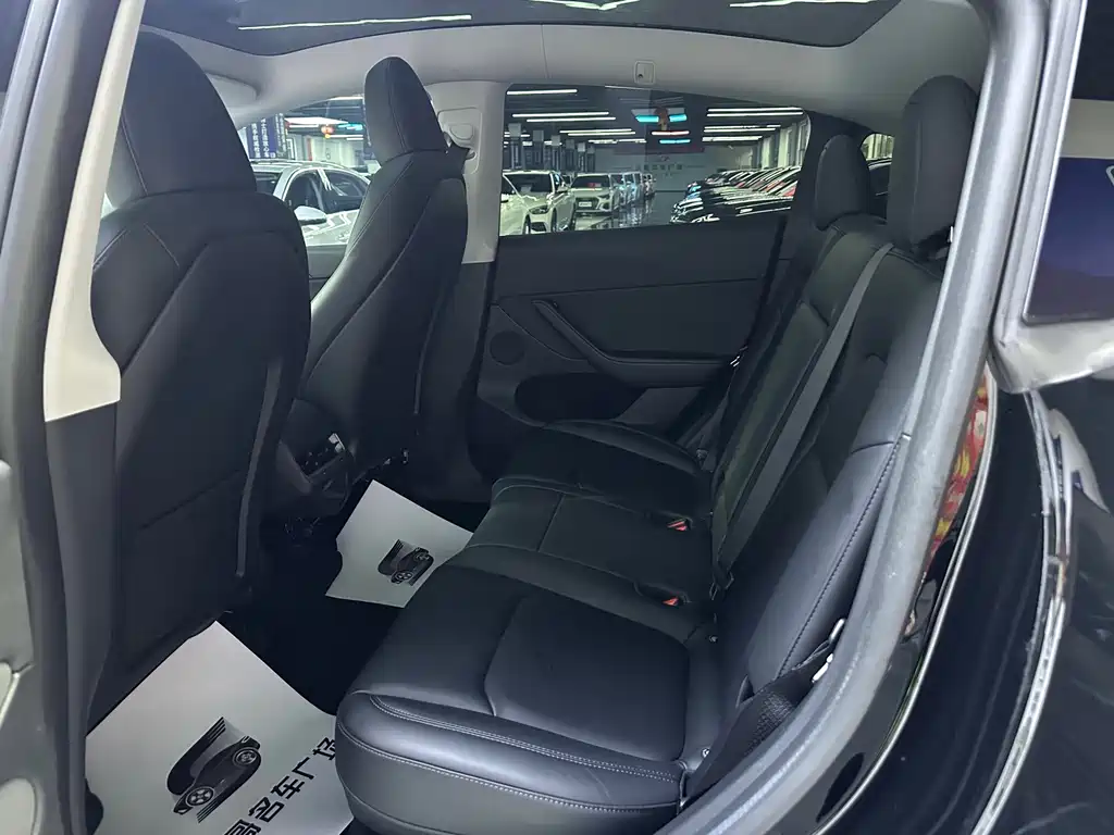 Tesla Model Y — миниатюра 5