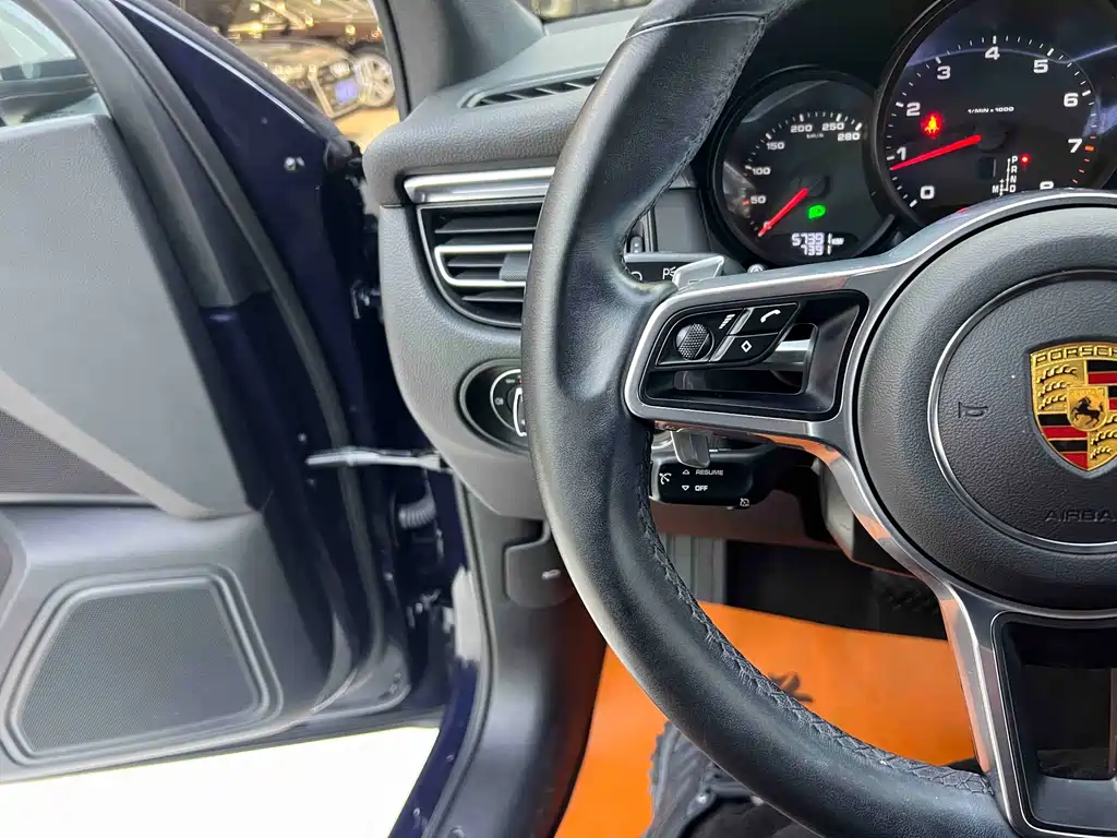 PORSCHE MACAN