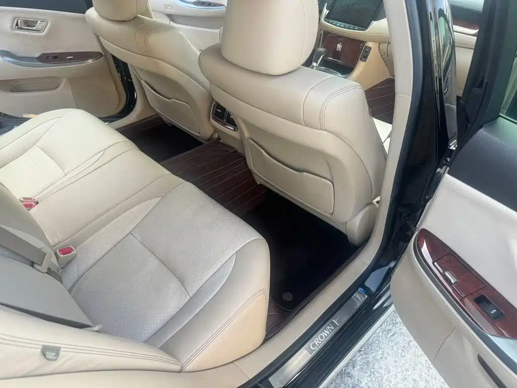 Toyota Crown — миниатюра 7
