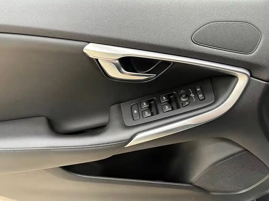 Volvo V40 — миниатюра 24